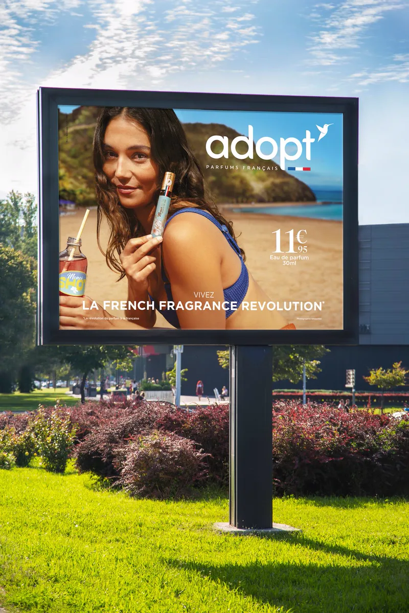 Key visual Adopt Parfums, cadrage pensé dès la prise de vue pour tous les formats